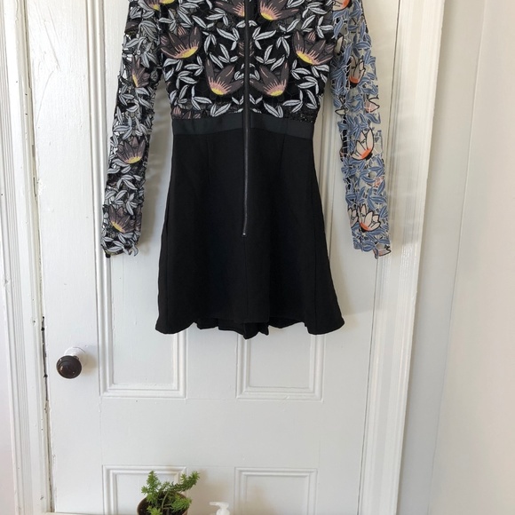 Beautiful laced dress with draped bottom - Picture 4 of 7